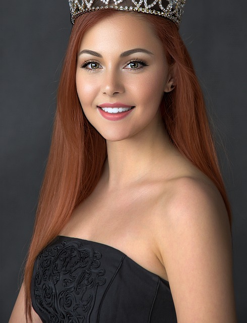 汉马健康跑终点,选手排队给奖牌刻上名字.